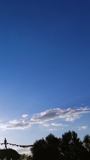 延时拍摄夕阳西下逆光中的敖包和天空中流动的云朵蒙古族24秒视频