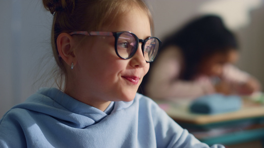 带着眼镜的女孩在教室里和老师说话视频