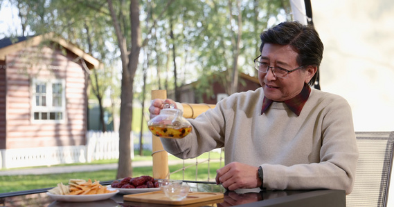 一个中老年男人喝茶视频