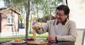 一个中老年男人喝茶29秒视频