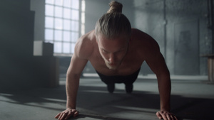 男人在健身房的地板上做俯卧撑训练腹肌14秒视频