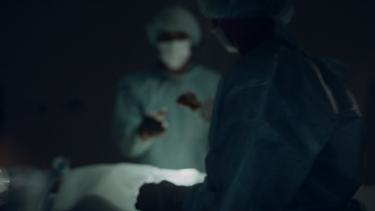 手术室护士处理无菌器械特写视频