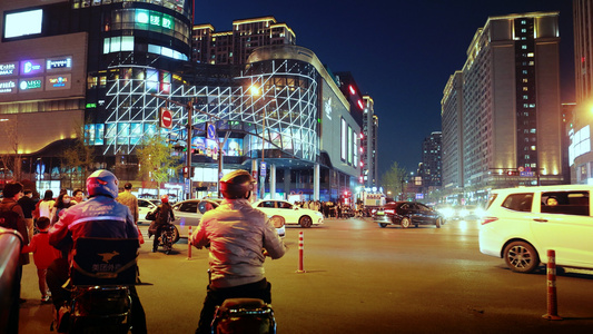 杭州夜晚城市繁华路口视频