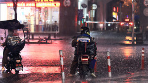 特写暴雨中闪送人员5秒视频