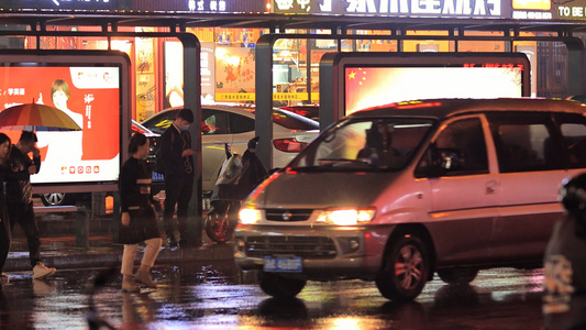 大雨中公交到站出站视频