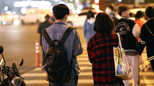 夜晚等待过马路的人群[静候]视频