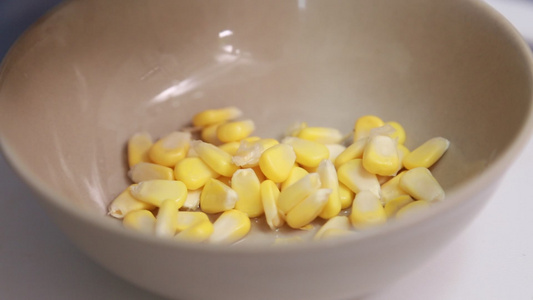 剥玉米穗玉米粒  视频