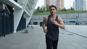 年轻男性在户外运动健身26秒视频