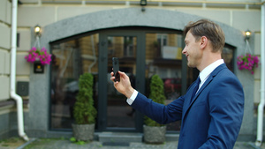 商务男性的街头举起手机视频聊天23秒视频