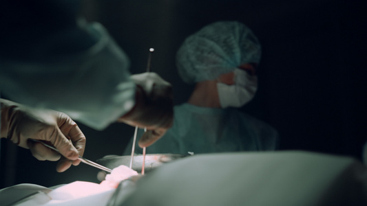 使用医疗器械在医生进行手术特写视频