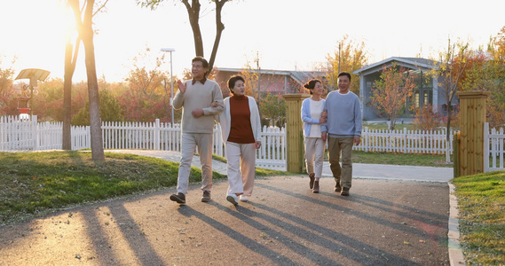 夕阳下中老年夫妻手挽手在露营地聊天散步视频