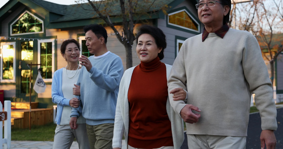 夕阳下中老年夫妻手挽手在露营地聊天散步视频