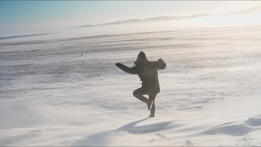 4K新疆在雪地上跳跃视频
