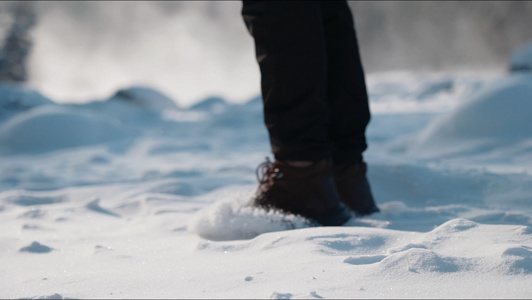 4K新疆在雪地上行走脚近景[拍摄角度]视频