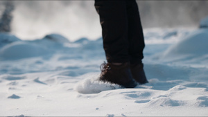 4K新疆在雪地上行走脚近景16秒视频
