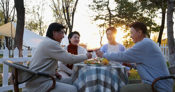 夕阳下中老年朋友在庭院里聚会喝酒干杯视频