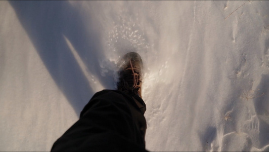 1080P新疆在雪地上行走脚近景视频
