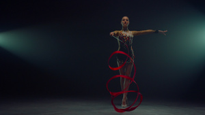 艺术体操女子运动员旋转体操丝带展示技巧29秒视频