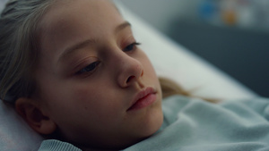 特写生病的女孩独自躺在病床上9秒视频