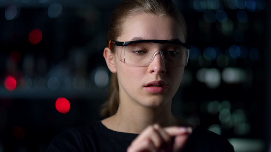 戴着 VR 眼镜使用触屏隐形界面的女性视频