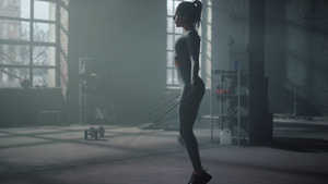 女运动员在健身房跳绳有氧运动15秒视频