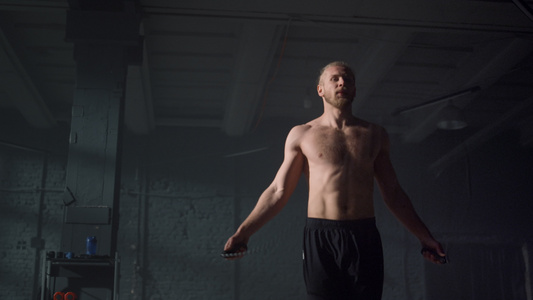 肌肉男性在健身房跳绳训练视频