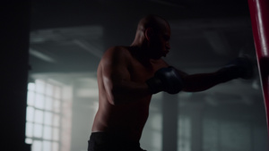 男拳击手踢沙袋9秒视频
