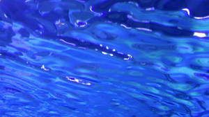 清澈透亮蓝色水面空镜21秒视频