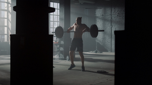 举重运动员在健身房做举重运动视频