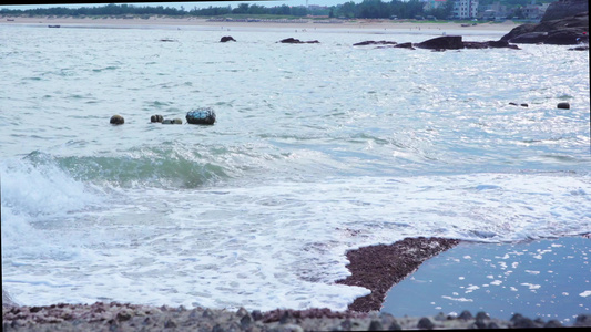 海浪拍打着岸边的礁石视频