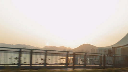 落日下+跨江大桥上行驶视角视频