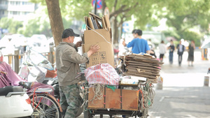 忙碌装纸壳16秒视频