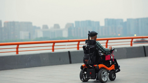 升格电动轮椅出行的老人40秒视频