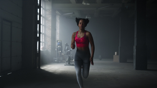 健身女性在健身房慢跑视频