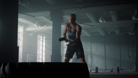 用锤子进行健身力量训练的肌肉男性视频