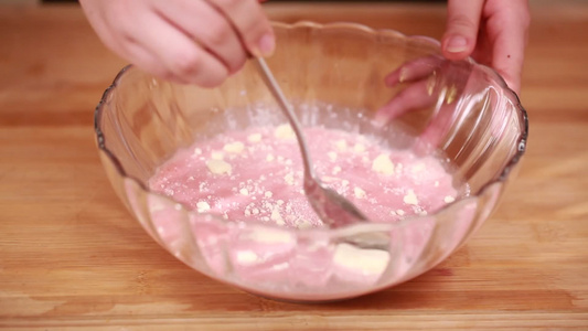 甜品饮料草莓牛奶 视频