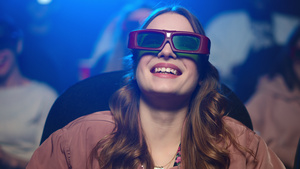 年轻女孩们在电影院带着3d眼镜观看17秒视频