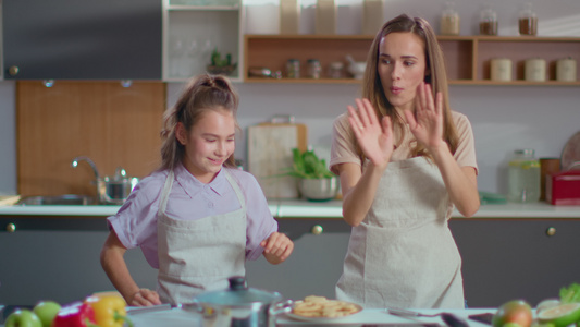 妈妈和孩子快乐地一起在家制作美食视频