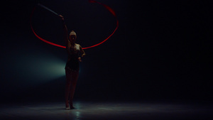 艺术体操运动员用丝带展示技巧16秒视频