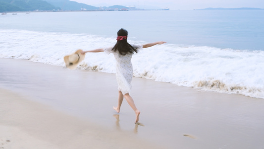 4K沙滩上奔跑的少女[疯跑]视频