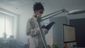 女性医生在平板电脑上查看患者数据14秒视频