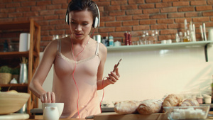 居家生活女性边听音乐边做早餐27秒视频