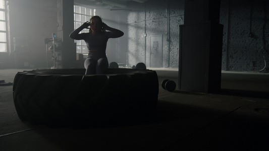 女性运动员进行做腹部锻炼视频