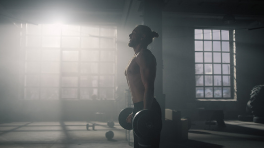 运动员男子在健身房举重力量锻炼前呼吸沉重视频