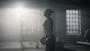 运动员男子在健身房举重力量锻炼前呼吸沉重15秒视频