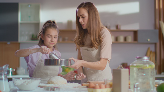 妈妈教孩子制作美食视频