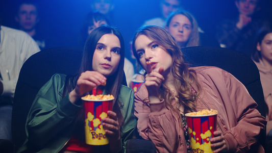 年轻女孩们在电影院观看电影讨论剧情视频