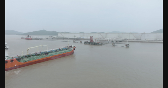4k浙江舟山中化兴中石油转运码头30吨油轮视频
