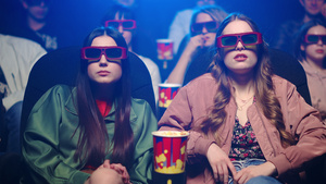 年轻女孩们在电影院带着3d眼镜观看震撼特效20秒视频
