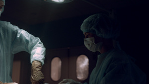 女外科医生在医院病房进行手术10秒视频